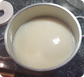 Le liquide extrait du soja est du lait de soja. Il peut maintenant être parfumé et vendu.