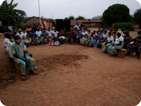 La communauté de Talo Gbomaho s'est réunie autour de la ministre et des autorités locales.