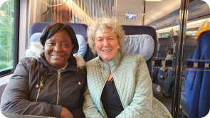 Mmes Akogo et Kloecker dans le train pour Heidelberg