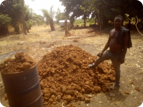 Avec l'autorisation du chef de village, les villageois ont pu casser une termitière pour en utiliser la terre.