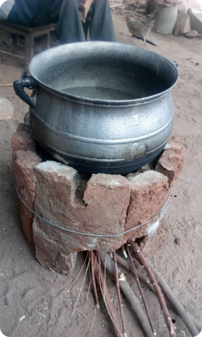 Der erste Lehm Kocher mit 6 Segmenten, von dem Schreiner Agbo Agbo hergestellt